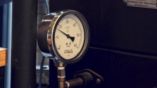 Manómetro en un espresso mientras hace café: lectura aislada del instrumento
