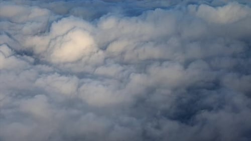 Lueur en haute altitude : le ciel serein au crépuscule