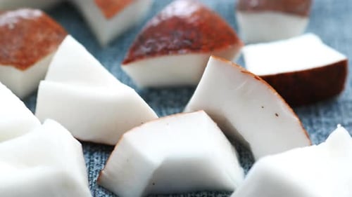 Eine Scheibe frischer Kokosnuss auf einer Tischdecke