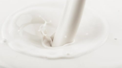 Milch fällt in Zeitlupe, aufgenommen mit Phantom Flex 4k für abstrakte Schönheit