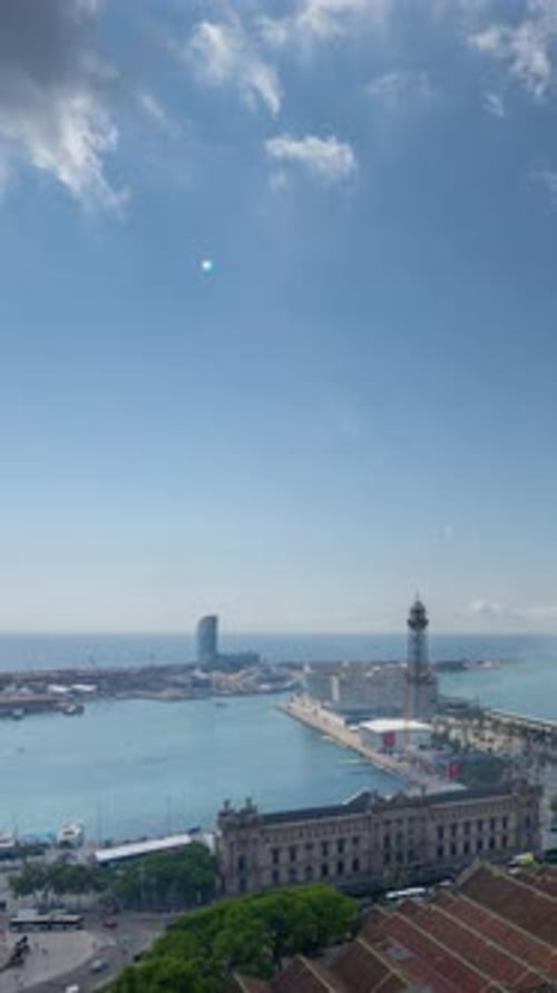 El horizonte del puerto y el puerto de Barcelona fotografiados desde un punto de vista alto en vertical