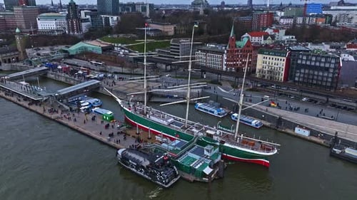 Vue aérienne révélant le musée Rickmer Rickmers, Hambourg, Allemagne