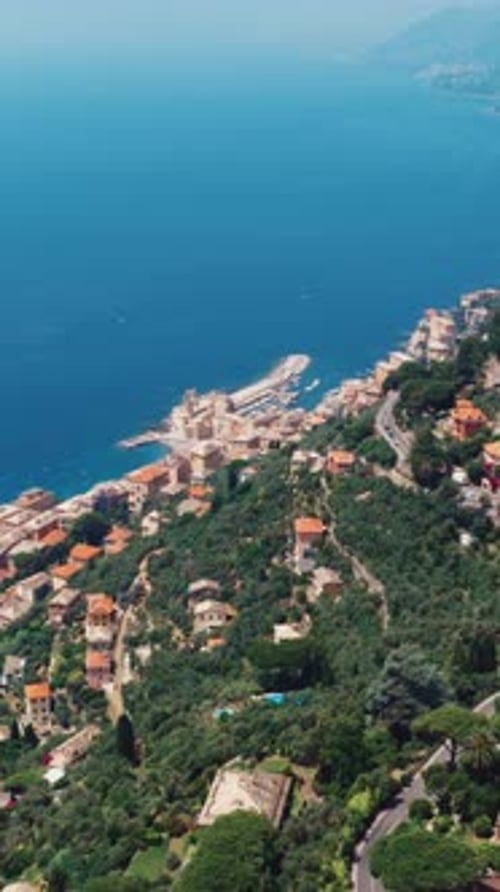Puerto y costa de Camogli desde arriba