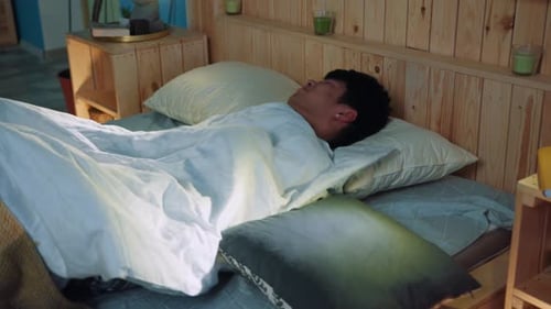 Une scène de chambre sereine montre une personne paisible qui dort profondément