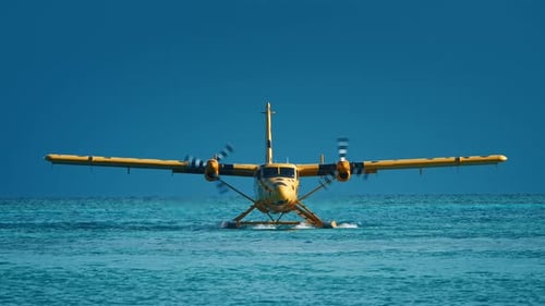 Gelbes Wasserflugzeug schwimmt auf der Meeresoberfläche der Malediven