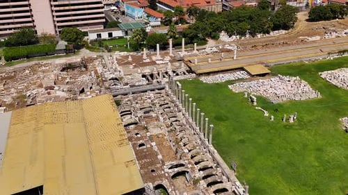 Vista aérea de las antiguas ruinas del Ágora en Izmir, Turquía