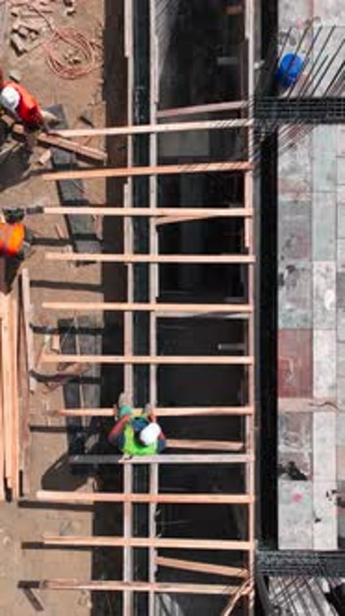 El complejo de construcción vertical en vídeo está en su etapa final con trabajadores terminando edificios y añadiendo