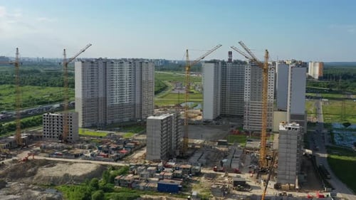 Baukran und Gebäude im Bau