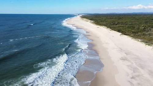 Drohnenblick auf den schönen und leeren Strand des Atlantischen Ozeans, riesige, wunderschöne Wellen