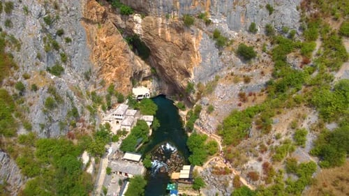 Asentamiento rural con imponentes acantilados rocosos en el pueblo de Blagaj en Bosnia y Herzegovina. Atracción aérea