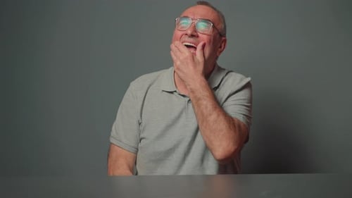 Unglücklicher Mann, der die Wange berührt, leidet unter Zahnschmerzen, sehr emotional