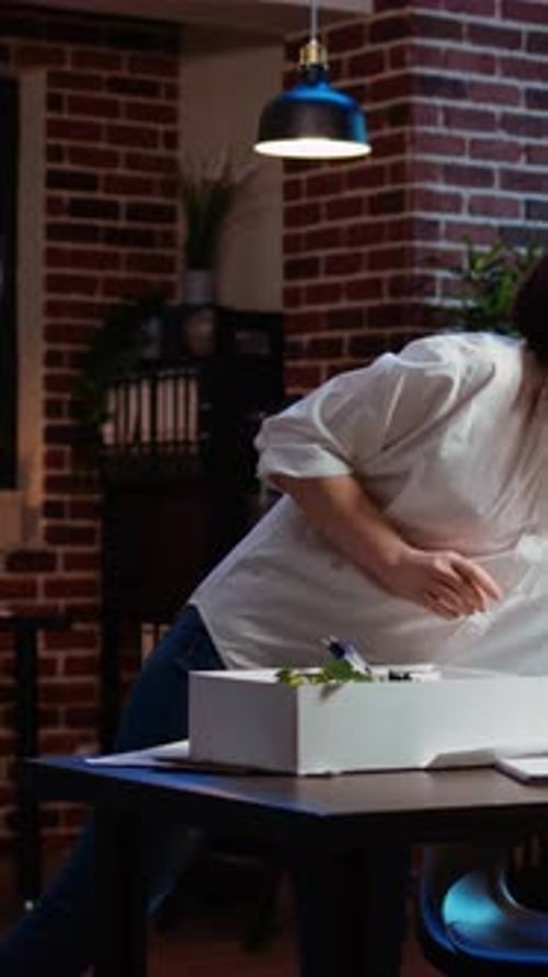 Vídeo vertical: Funcionário triste saindo do escritório após decidir parar de se despedir