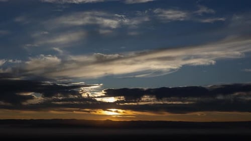 Brillanter voller Sonnenaufgang mit Wolken im Zeitraffer