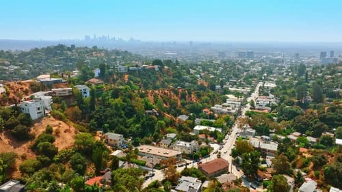 Nos acercamos a las colinas de Hollywood con diversas cabañas en ellas. Perspectiva aérea de Los Ángeles