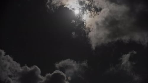 Vollmond bewegt sich zwischen Wolken