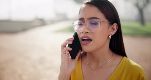 Geschäftsfrau, Telefonat und im Freien zum Diskutieren, Netzwerken und Sprechen mit Kontakt