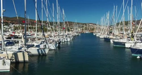 Eine Drohne fliegt zwischen den Booten in der Marina von Bodrum. Türkei. Luftbild. 4K.