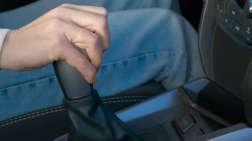 Uma mulher dirigindo caixa de câmbio manual