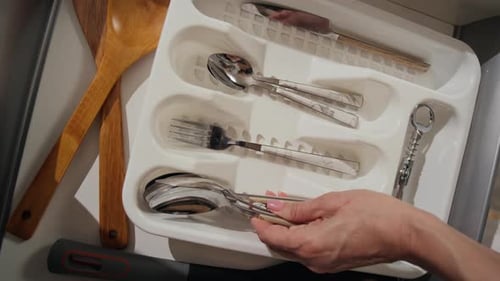 Organizador plateado para cubiertos en cajones