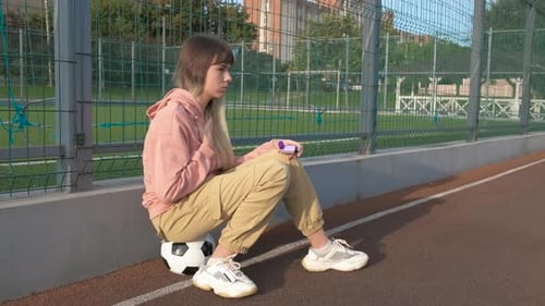Une fille utilise une pompe à asthme