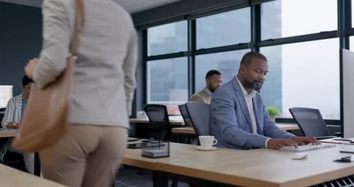 Olá comercial, de escritório e de manhã da equipe de trabalho com o computador da empresa na mesa de coworking