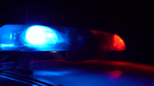 Nachtszene mit blinkenden Polizeilichtern