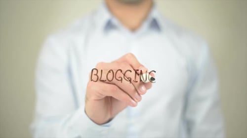 Bloggen, Mann schreibt auf transparentem Bildschirm