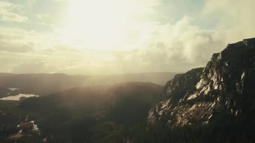 Voando pela neblina e pela montanha rochosa Skrim em Telemark, Noruega, em uma manhã ensolarada. aerial dr