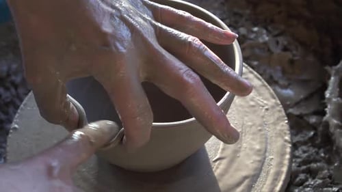 Les mains de Potter fabriquent un bol.