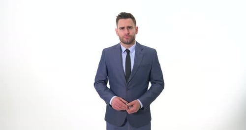 Jeune homme bien adapté montrant une cryptomonnaie Litecoin