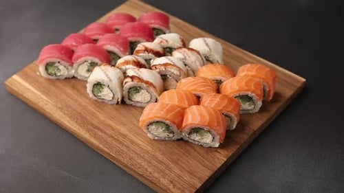 Japanische Küche. Ein köstliches japanisches Nationalgericht. Brötchen und Sushi