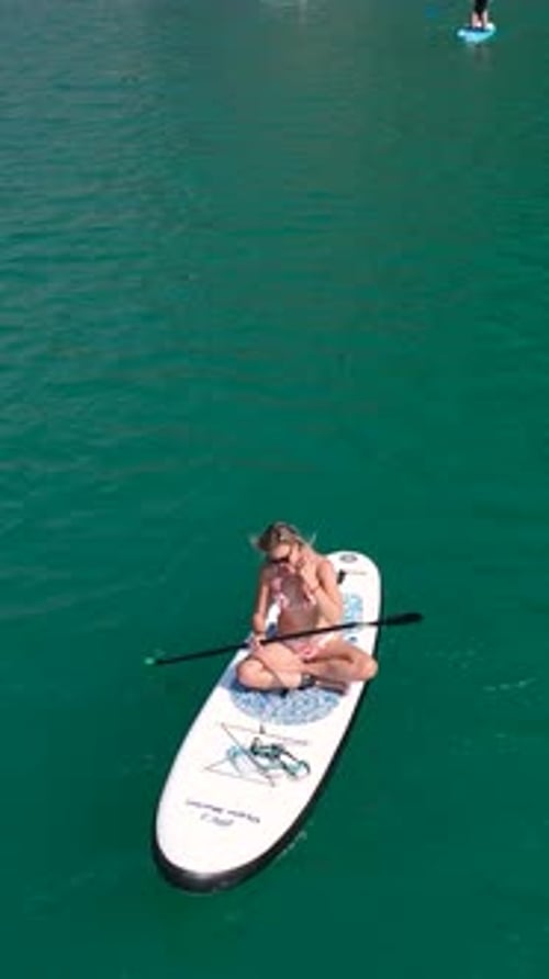 Vídeo vertical de remo em um desfiladeiro deslumbrante com amigos em uma relaxante aventura ao ar livre