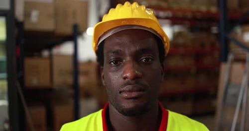Afrikanischer Arbeiter im Lieferkartonlager in Afrika