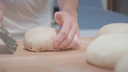 Brot mit Tomatenherstellung in einer Bäckerei. Bäcker mit Teigschaber Brotlaib formen
.