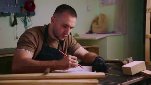 Skizzierprojekt eines Handwerkers in der Werkstatt