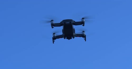 Kleine 4K-Drohne am Himmel