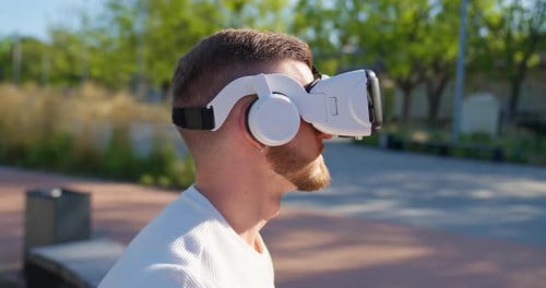 Homem jogando Vr no parque