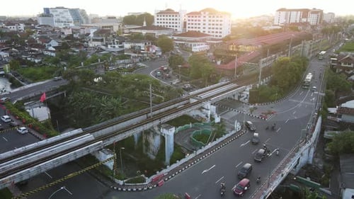 Luftverkehr mit einer Eisenbahnbrücke in Yogyakarta City.