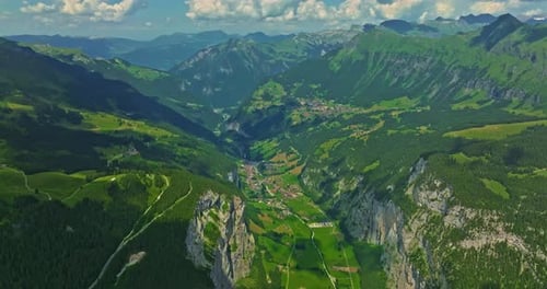 Increíble terreno montañoso de los Alpes suizos, prístina, impresionante naturaleza verde suiza en verano