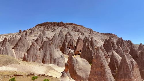 Vista aérea de formaciones rocosas únicas en un pintoresco valle, Turquía.
