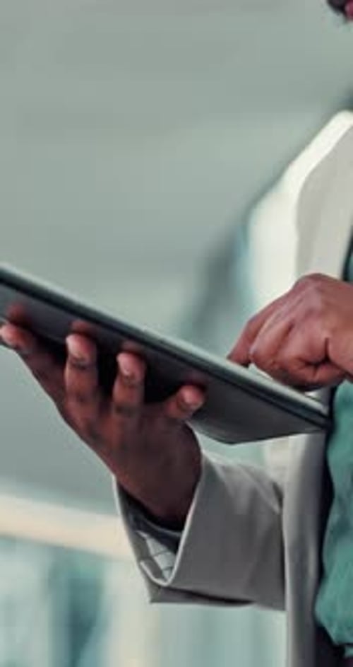 Tablette, recherche et main d'un homme d'affaires pour la technologie, rapport de productivité