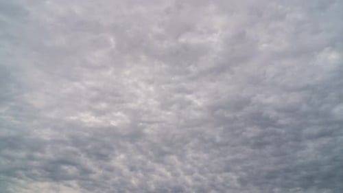 Nuvens chuvosas cinzentas Timelapse flutuam no céu escuro em um dia nublado
