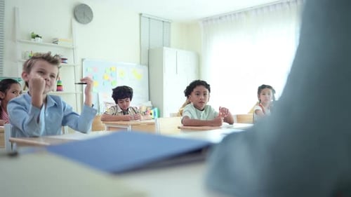 Lehrer und Schüler, Lernen und lernen Sie in einem Klassenzimmer der Schule, in dem Jugendliche sitzen und zuhören