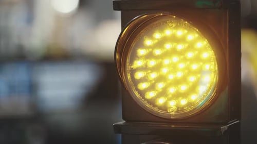 Gelbes Blinklicht warnt Fahrer, Ampelsignal, Transportbenachrichtigung, Nahaufnahme