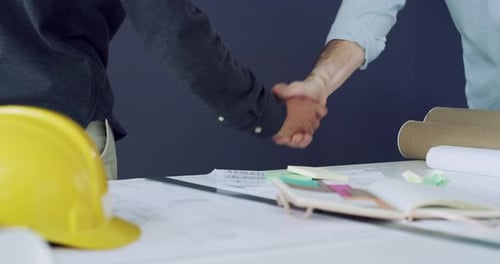 4k-Videomaterial von zwei nicht wiederzuerkennenden Architekten, die sich in einem Büro die Hand schütteln