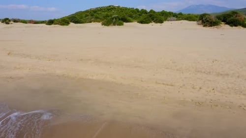 Blick von oben auf den schönen Sandstrand vor dem Hintergrund der Green Mountains