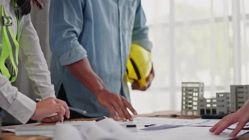 Remue-méninges et évaluation des estimations sur les dessins de construction, la conception, l'architecture et l'ingénierie