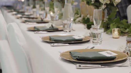 Elegant Wedding Table Setting with Gold Chargers