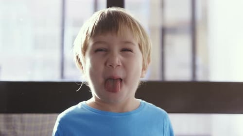 Der dumme Gesichtsausdruck eines kleinen Jungen fängt die Freude am Spielen ein
