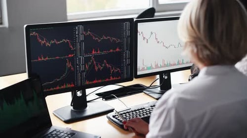 Analyse des données. Des agents de change masculins et féminins en tenue formelle travaillent au bureau